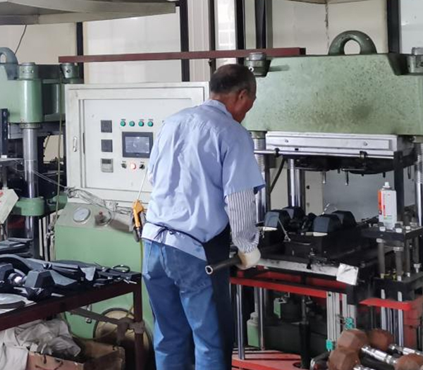 Proesce fitness equipment Production in rubber vulcanization workshop